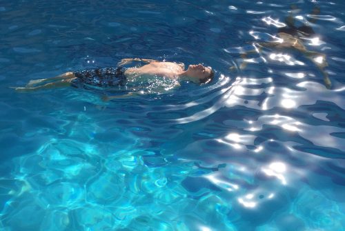 Abris de piscine : technique pour prolonger la saison de baignade